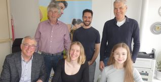 Viktoria Steinfeld, Franziska Brauße und Ekkehard Fauth (vorne von rechts) bei der Vertragsunterzeichnung. Hinten von links: Sportkreis-Vize Rudi Sendersky, OSP-Laufbahnberater Sascha Molt und Thomas Fuhry. 	Bild: Schmidt
