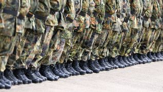 Konkret heißt es in dem Antrag, sowohl Frauen als auch Männer sollten den Fragebogen "verpflichtend" ausfüllen. (Symbolbild)