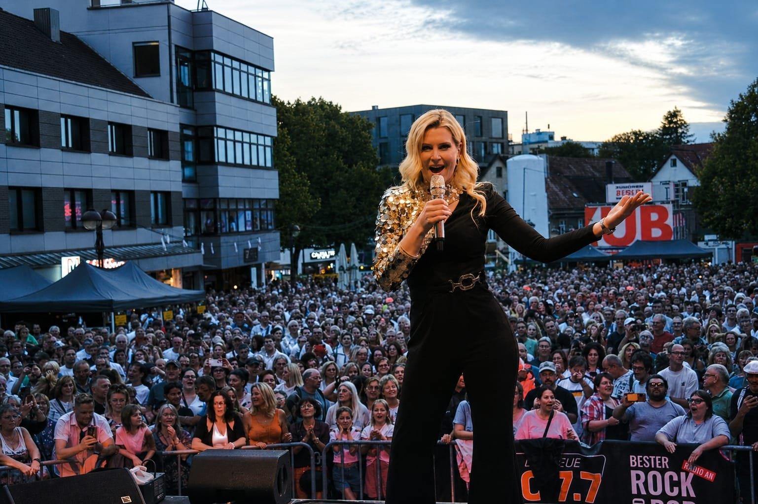 Stimmungsvoller Abschluss von "Sindelfingen rockt" mit Victoria Kern, Deutschlands meistgebuchtes Helene-Fischer-Double.