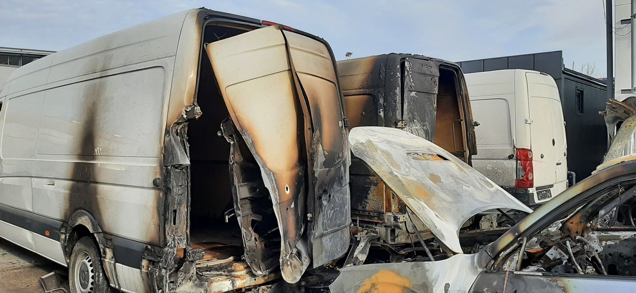 Ein trauriges Bild: Die ausgebrannten Fahrzeuge auf dem Gelände eines Gebrauchtwagenhändlers in Weil im Schönbuch zeugen vom Feuer in der Silvesternacht Bild: Elbers