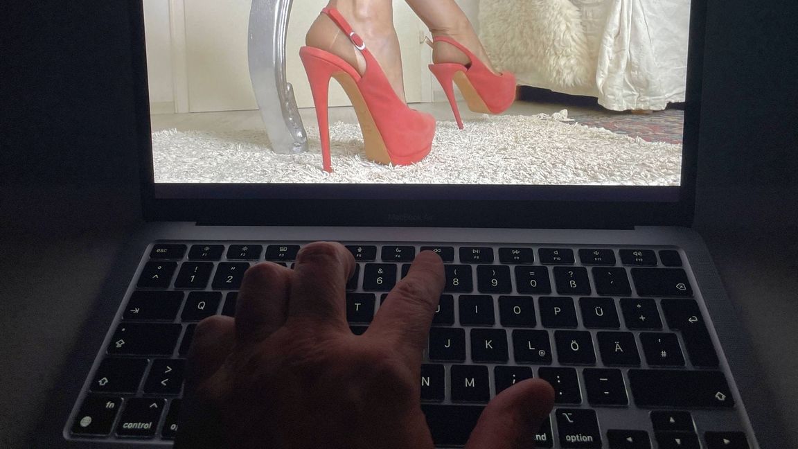 Viele Betroffene berichten, dass es so angefangen habe: „Dass sie immer, wenn sie nichts mit sich anzufangen wussten, alleine waren, Frust hatten, Pornos konsumiert haben. Und das so zur Gewohnheit wird, dass man Situationen, wo man zum Beispiel gelangweilt ist, überhaupt nicht mehr aushalten kann.“