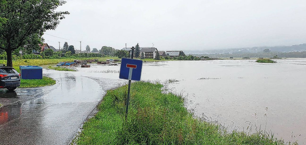 In Ravensburg überflutete das Wasser Wiesen, Straßen, Gebäude und Keller.