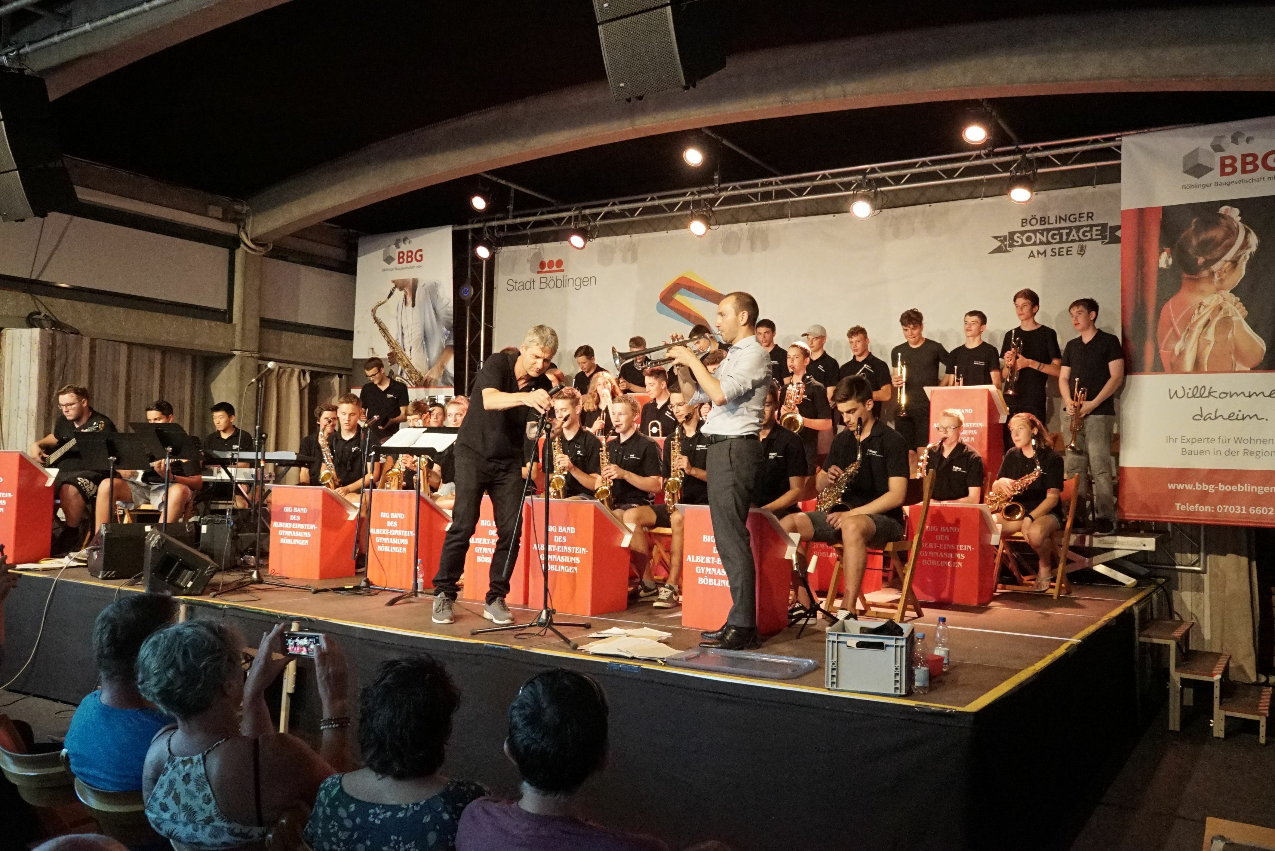Bei der Eröffnung vom Böblinger Sommer am See ließ es sich OB Dr. Stefan Belz nicht nhemen, selbst zur Trompete zu greifen. Am Mikrofon musste kurzfristig Johannes Stephan von der AEG-Bigband aushelfen. Bild: Heiden