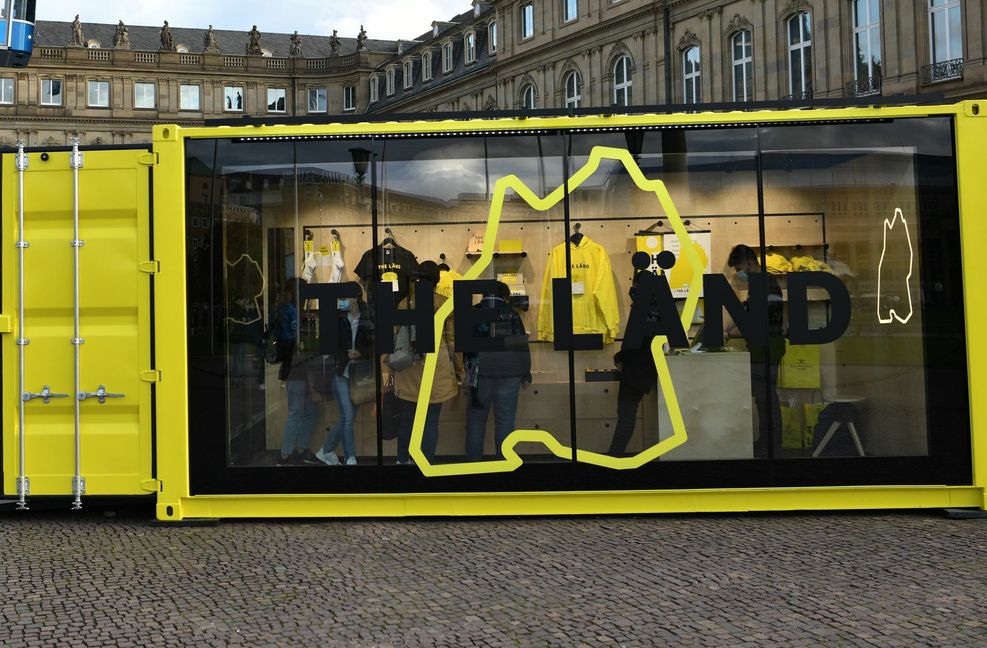 Pullis und T-Shirts von „The Länd“ zahlen die Steuerzahler mit. Kritik daran kommt aus der Opposition. (Archivbild)