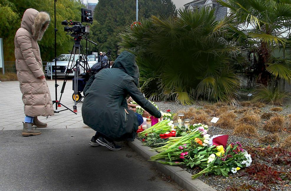 Am Tatort am Botanischen Garten haben Trauernde Blumen abgelegt.