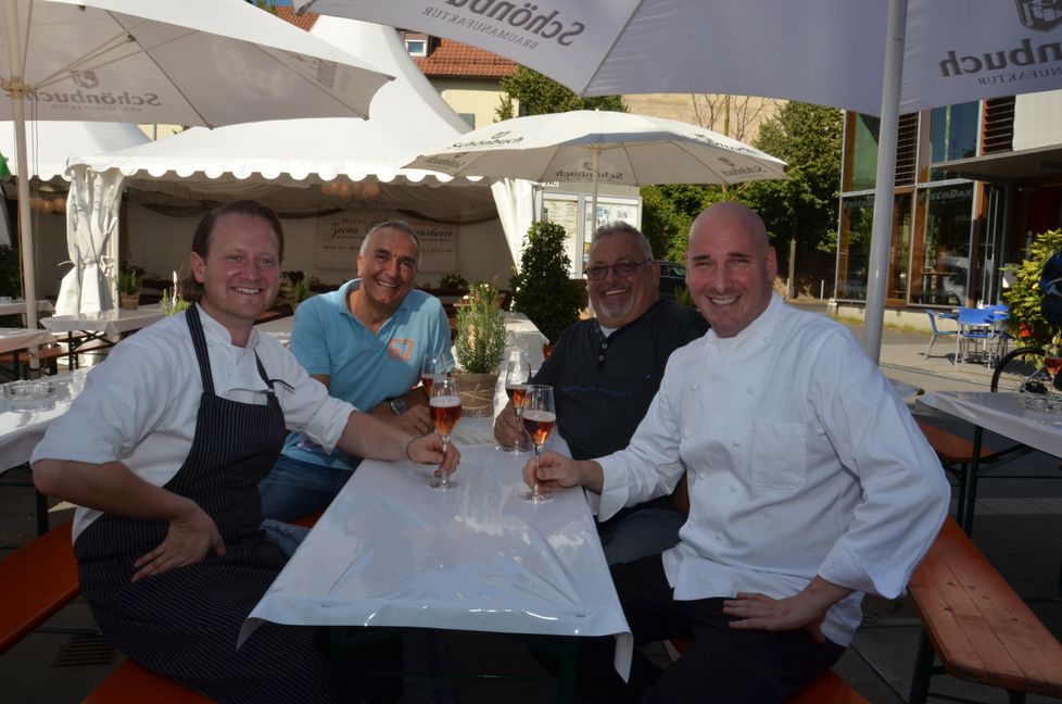 Tim Hornung, Nunzio Chiumenti, Wolfgang und Timo Böckle laden gemeinsam mit rund 30 Gastronomen zu "Schlemmen am See ein."  Bild: Nüßle