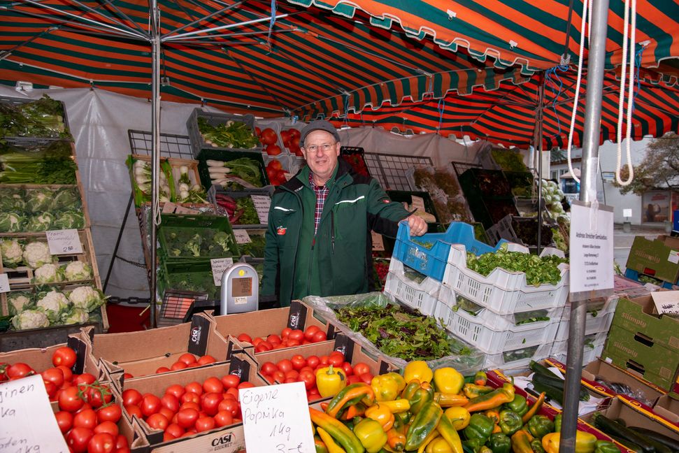 Andreas Streicher in seinem Stand auf dem Sindelfinger Marktplatz. Nach 42 Jahren ist jetzt Schluss.