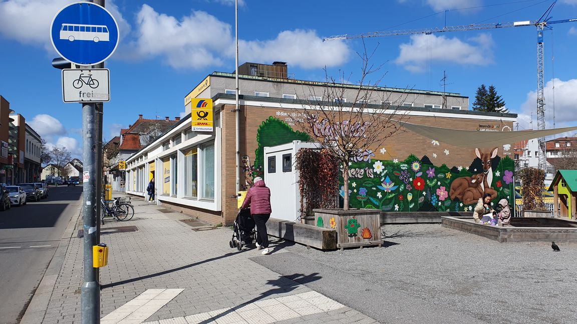 Verteilzentrum und Postbankfiliale müssen ausziehen. Zu einem möglichen Abriss macht die Stadt noch keine Angaben. Bild: Wegner