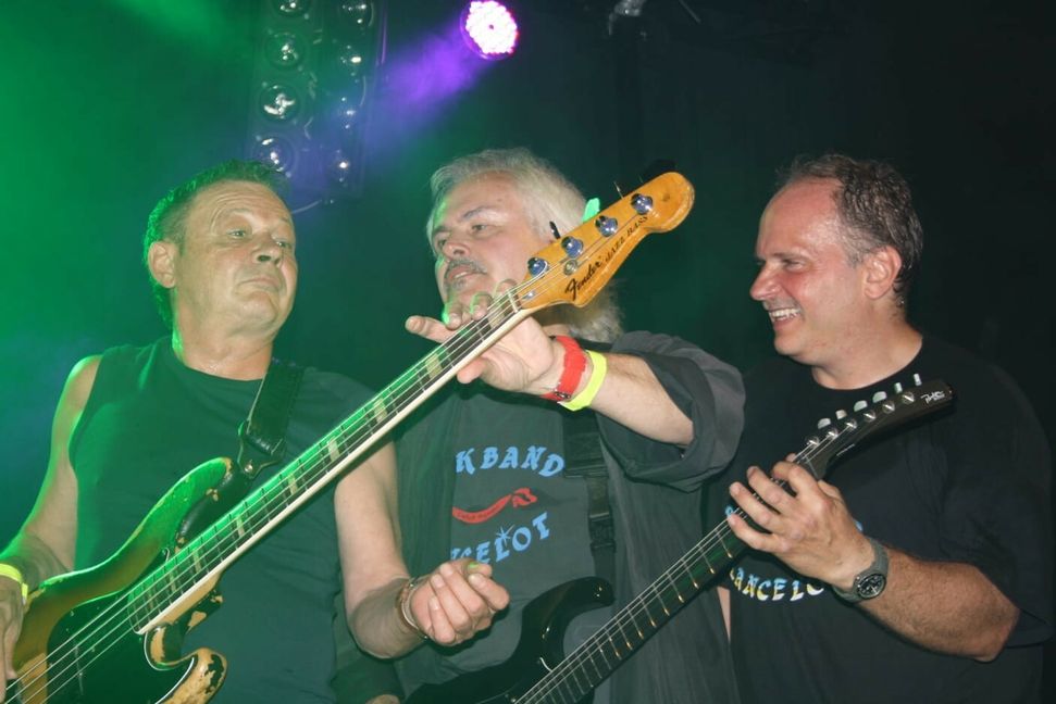 Lancelot-Bassist Helmut Sauter, Gitarrist Harald „Blacky“ Schwarz und Sänger Bernd Schneider (von links) bei einem ihrer letzten Auftritte. Bild: z