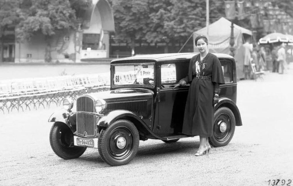 1932 startete die Produktion des ersten von BMW selbst konstruierten Automobils – des BMW 3/20 PS AM 1. Ein um rund 25 cm gewachsener Radstand ermöglichte deutlich großzügigere Karosserien, die man von Daimler-Benz im Werk Sindelfingen herstellen ließ. Während die Konstruktionsarbeiten erstmalig in München erfolgt waren, wurde mit der Produktion in Eisenach fortgefahren.