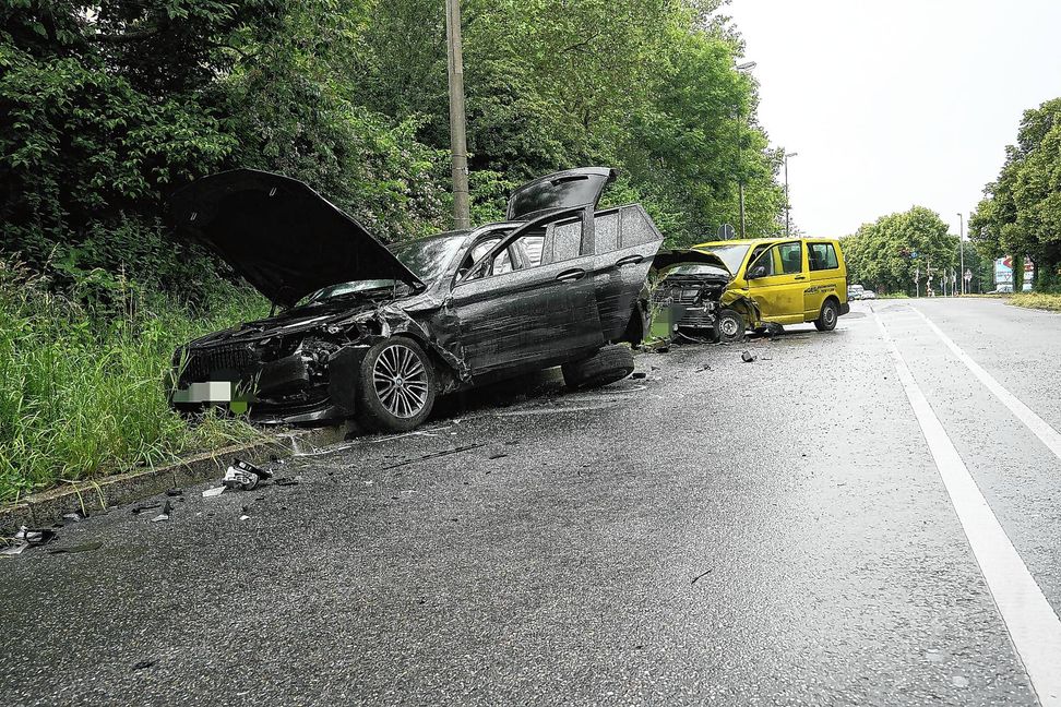 Der BMW und der Mercedes-Transporter nach dem Zusammenstoß. Bild: SDMG / Dettenmeyer