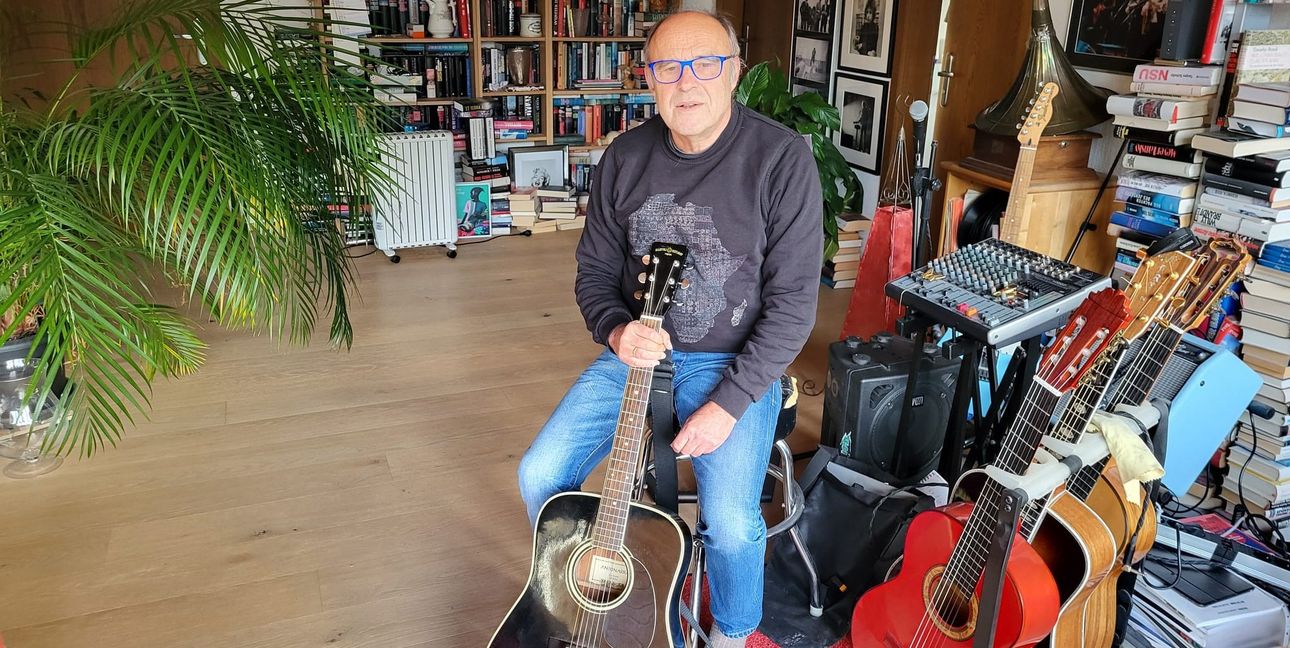 Manfred Müller mit der von einer SZ/BZ-Leserin gespendeten Gitarre  – daneben steht seine persönliche Sammlung.