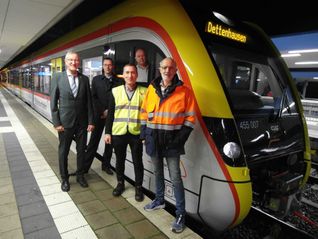 Bei den Testfahrten Mitte Oktober war man noch zuversichtlich: Landrat Roland Bernhard (Geschäftsführer WEG), Gerhard Ferstl (Projektmanager bei CAF), Dr. Walter Gertner (Geschäftsführer Zweckverband Schönbuchbahn) (von links), dahinter im Zug Triebfahrzeugführer Thomas Nitschke.
