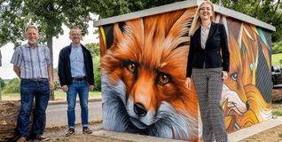 Interessiert guckt der Fuchs. Auf unserem Foto von links: Ortsvorsteher Ulrich Eisenhardt, Regionalmanager der Netze BW Kevin Schlund und Bürgermeisterin Helena Österle.