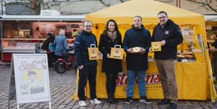 City-Manager Hanno Kreuter, Prokuristin und Projektleiterin Katrin Heißel (beide links) und WSG-Geschäftsführer Felix Rapp (rechts) am „Stefans Käsekuchen“-Stand von Markus Krumpholz (zweiter von rechts).