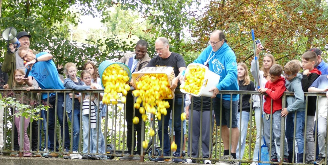 : Der Gast aus Burkina Faso, Emmanuel Yelkouni hilft auch, die Enten ins Wasser zu setzen. Bild: Lück