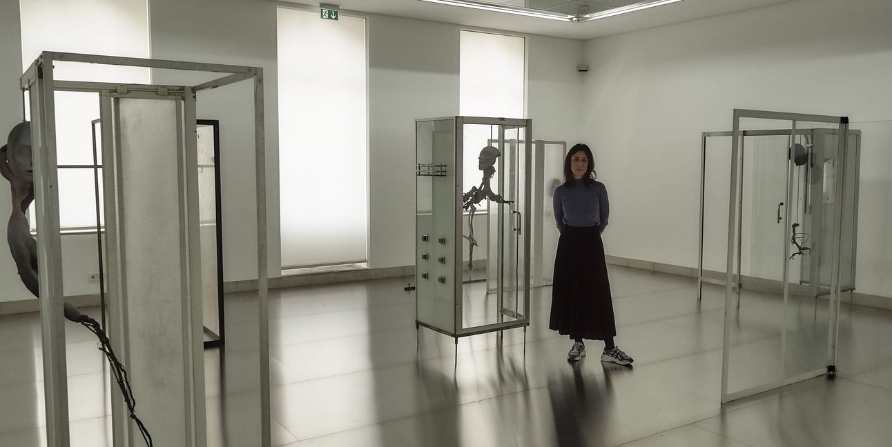 Hannah Eckstein in der Installation „dry salvages“ von Giulia Cenci.