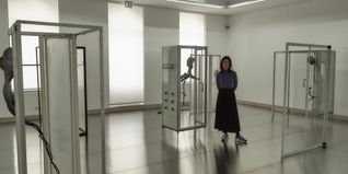 Hannah Eckstein in der Installation „dry salvages“ von Giulia Cenci.