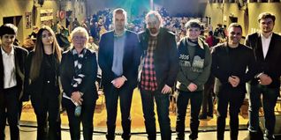 Von links: Moderatoren Robin Acar und Ela Ünlü, Christine Schäfer (AfD), Alexander Rudat (FDP), Marcel Kläger (Linke), Lukas Vogt (Grüne), Florian Wahl (SPD), Leon Kolb (CDU).