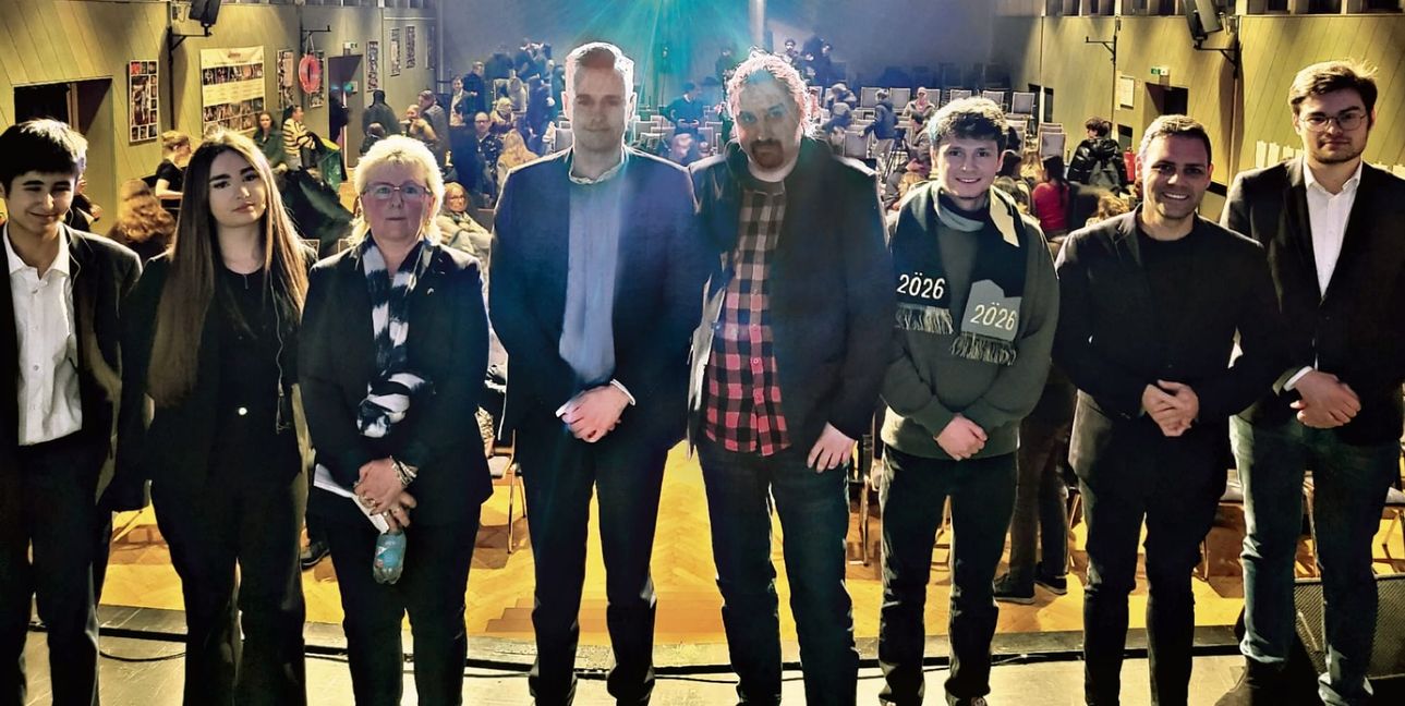 Von links: Moderatoren Robin Acar und Ela Ünlü, Christine Schäfer (AfD), Alexander Rudat (FDP), Marcel Kläger (Linke), Lukas Vogt (Grüne), Florian Wahl (SPD), Leon Kolb (CDU).