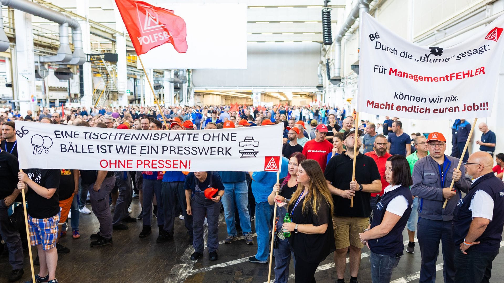 Mit scharfen Protesten der Belegschaft hat bei VW die Betriebsversammlung begonnen.