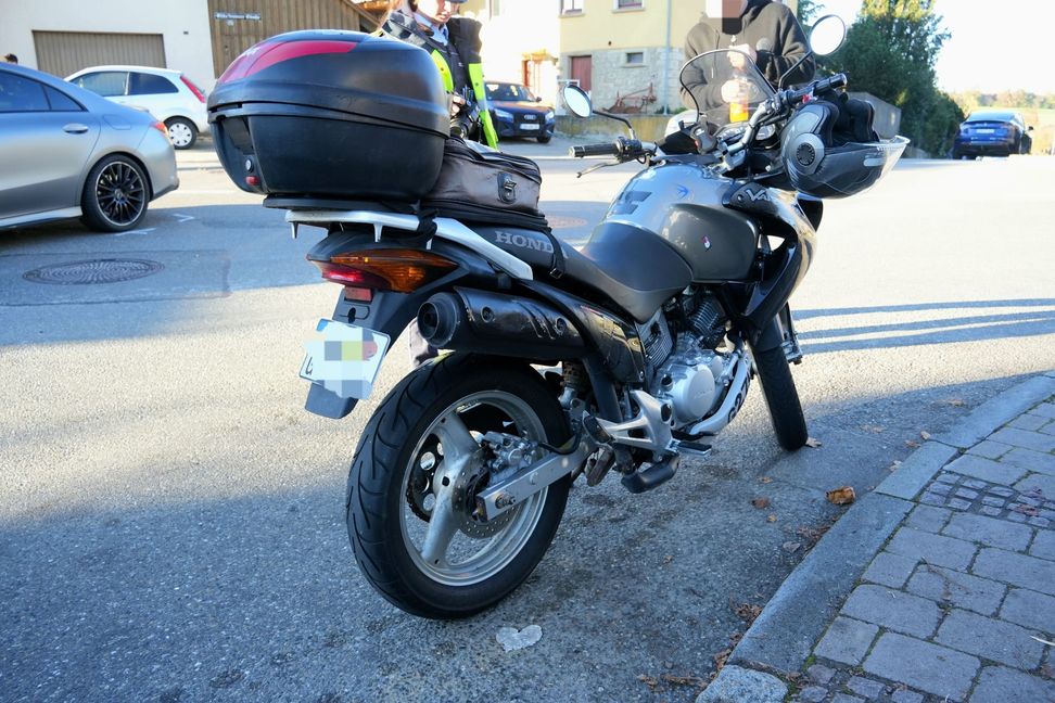 Der Motorradfahrer wurde schwer verletzt.