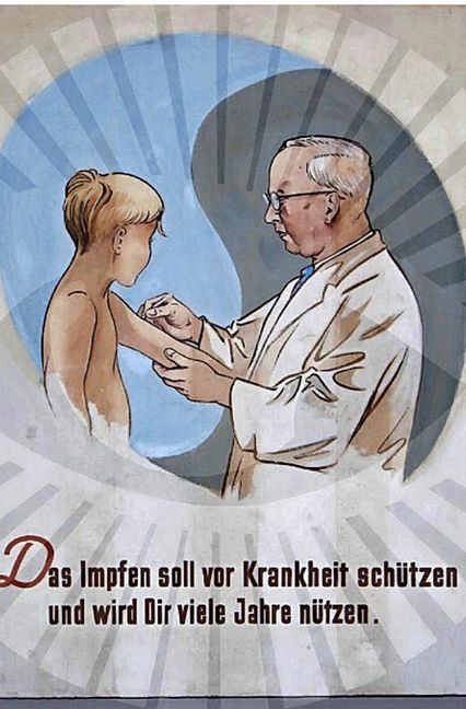 Ein Informationsblatt aus dem Jahr 1956, das schon damals über den Nutzen verschiedener Impfungen für die Bevölkerung aufgeklärt hat.
 Foto: Deutsches Hygiene-Museum..