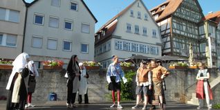 Auf dem Böblinger Marktplatz spielt das Ensemble der Kunstschule das interaktive Bauernkriegs-Stück „Äbtissin oder Magd“.