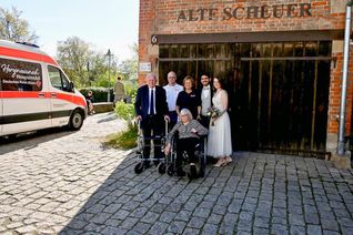 Mit dem Herzenswunsch-Hospizmobil zur Hochzeit der Enkelin.
