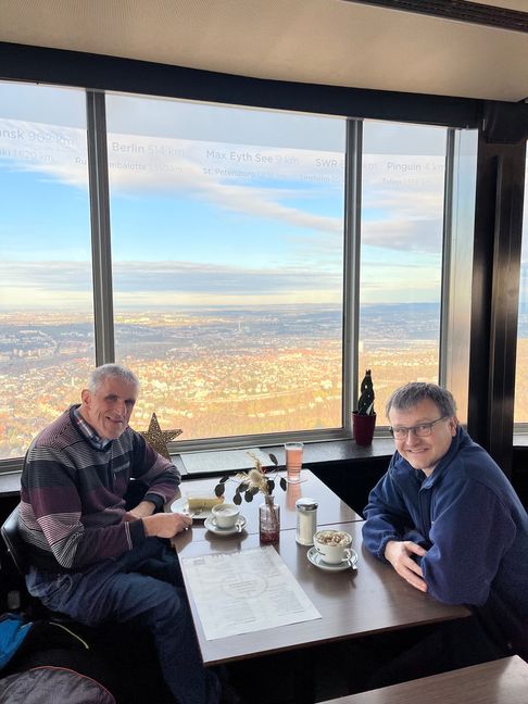 Vom Fernsehturm aus bei Kaffee und Kuchen die Aussicht genießen.