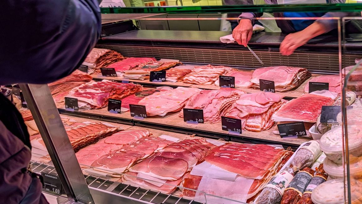 Lecker, aber nicht unbedingt gesund: Auslagen in der Wursttheke in einem Supermarkt.