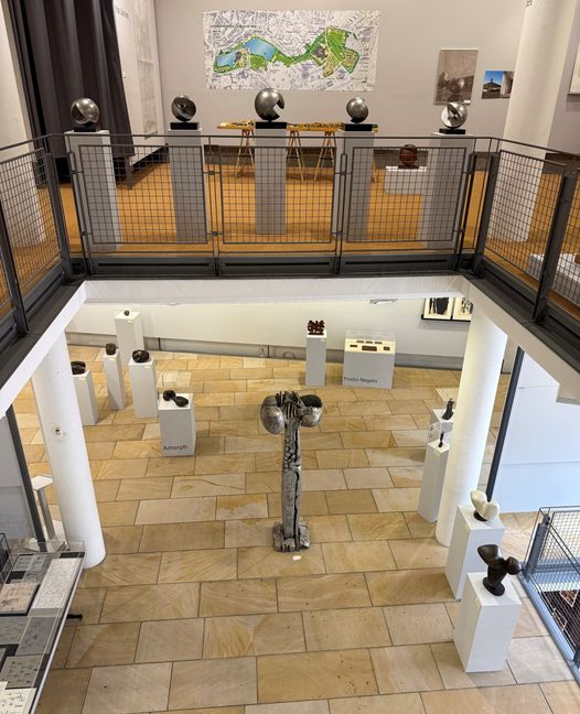 Die städtische Galerie in der Böblinger Zehntscheuer (Pfarrgasse 2) zeigt unter dem Titel „In der Klarheit liegt die Kraft“ eine Retrospektive der Arbeiten von Bildhauer Hans Dieter Bohnet (1926 bis 2006). Zu sehen bis zum 22. November. Am kommenden Freitag, 27. März sind Besucher von 9 bis 10.30Uhr eingeladen zur „Freitag-Frühstück-Führung“ mit Galerieleiterin Corinna Steimel. Keine Anmeldung erforderlich, der Unkostenbeitrag geträgt 5 Euro.