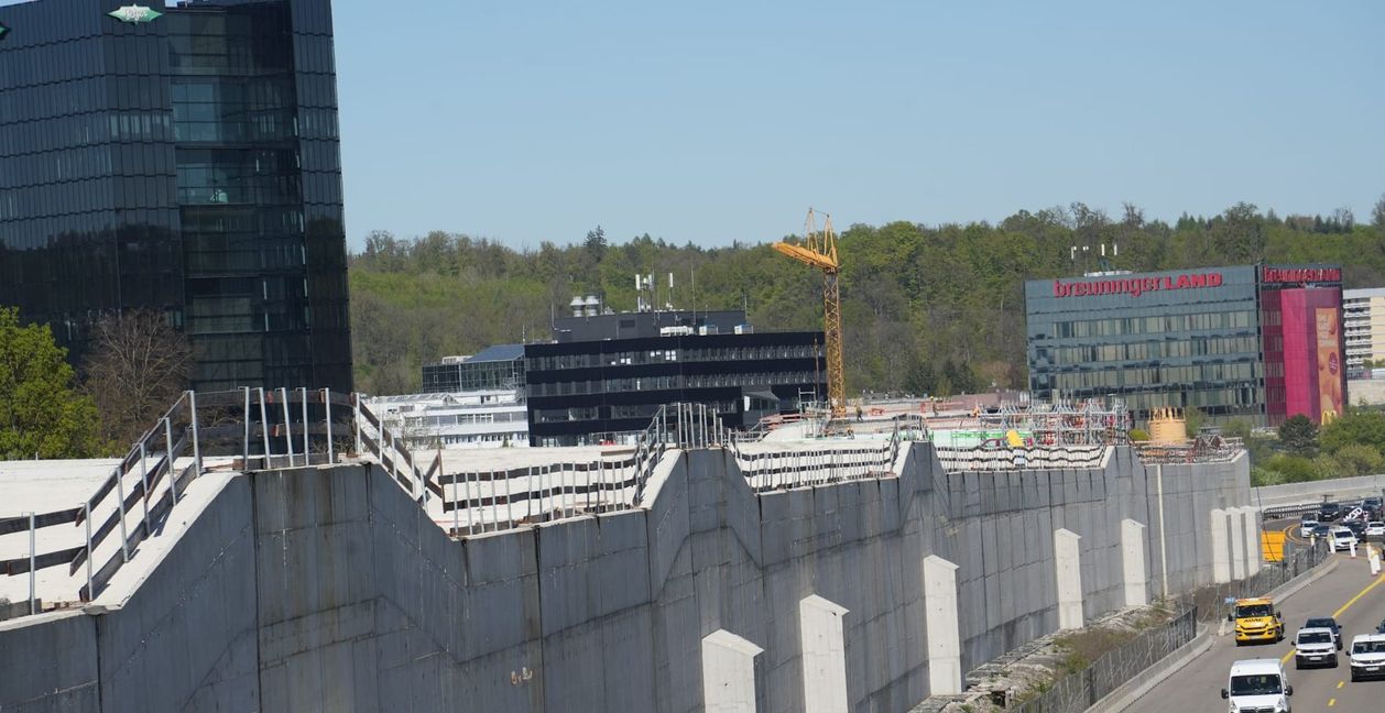 Der Lärmschutzdeckel: Die Oberfläche wird mit Erde überschüttet und anschließend begrünt. PV-Anlagen, Wege und ein Radweg sind darauf vorgesehen.