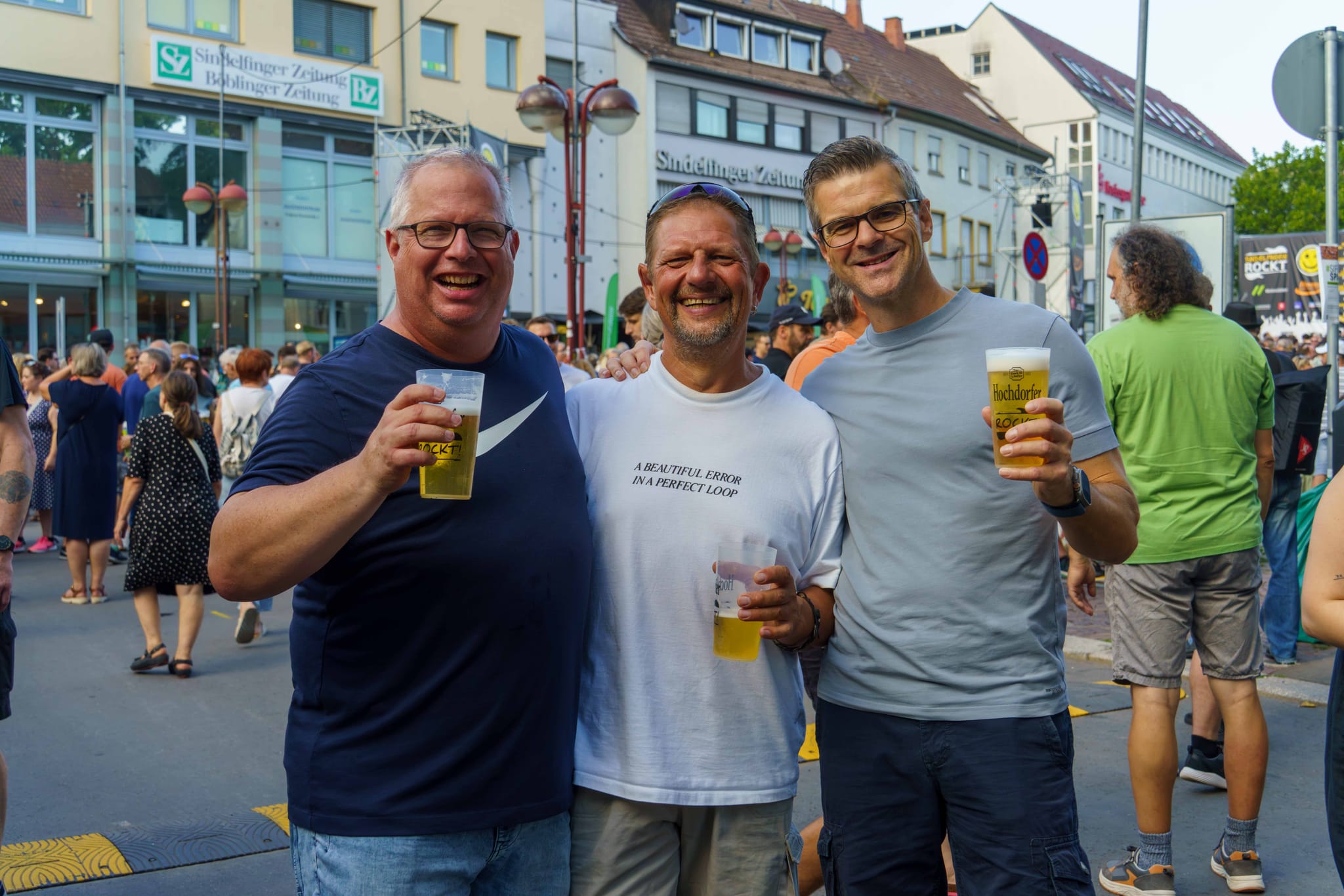 Ein Prosit auf den schönen Abend. Das Bild ist aufgenommen beim Konzert von „From Zero“ mit Musik von Linkin Park.