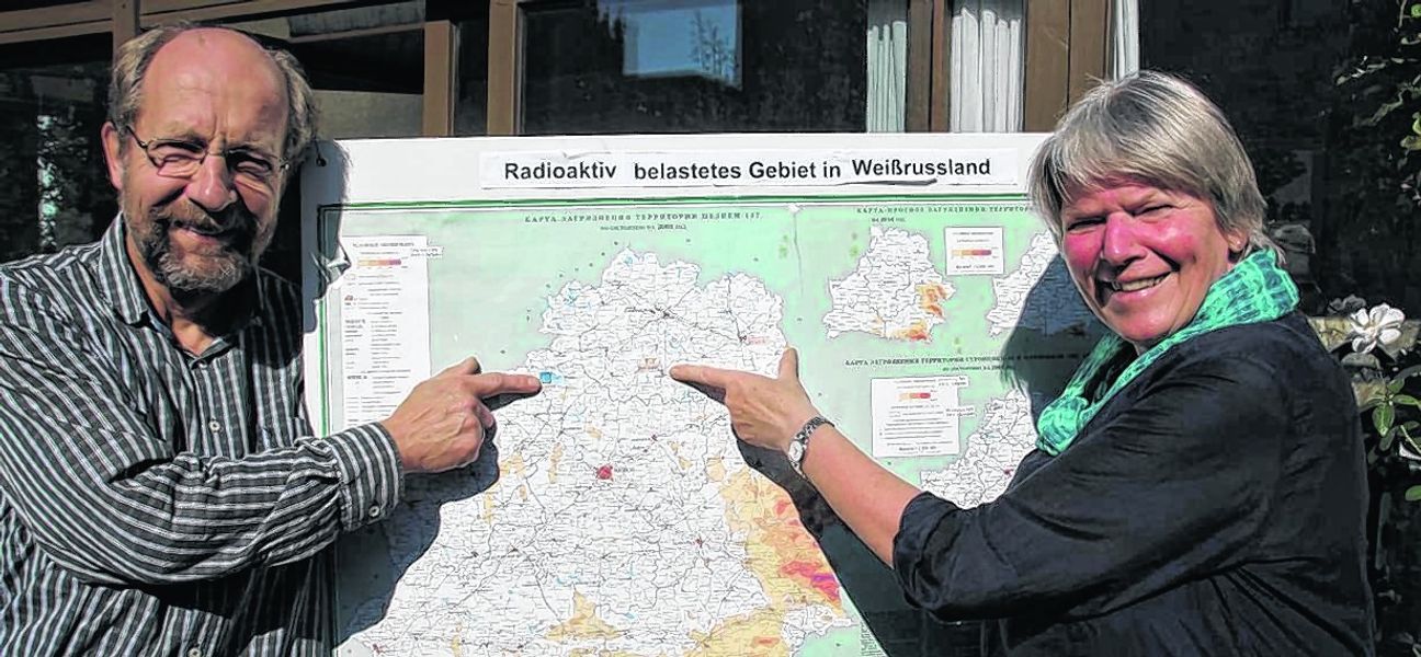 Edeltraud und Christof Schill zeigen auf die Karte von Weißrussland. Dort helfen sie jeden Sommer der Bevölkerung. Bild: Müller
