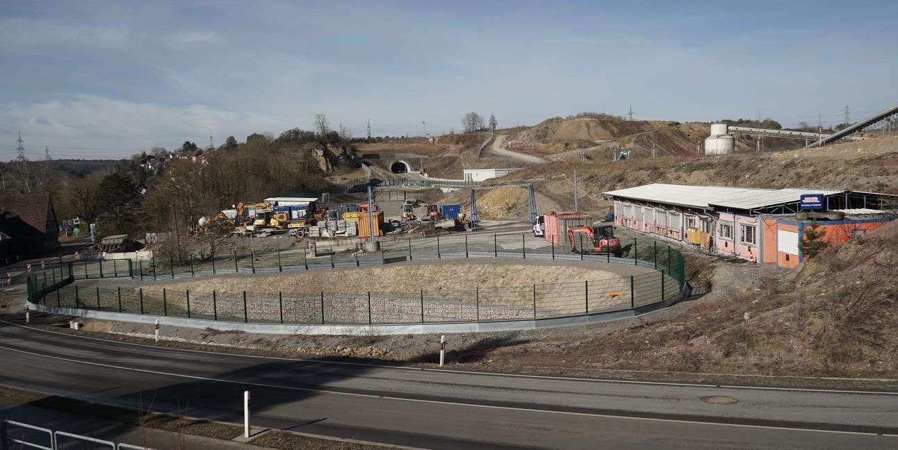 Die Container und Baumaschinen sollen bis Mitte Juni am Darmsheimer Ortseingang verschwinden.