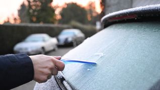 Der DWD warnt Autofahrer in den Morgenstunden weiter vor Frost, Nebel und Schnee. (Symbolbild)