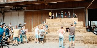 Auf der Strohhüpfburg können sich Kinder beim Hoffest auf dem Hofgut Mauren austoben.