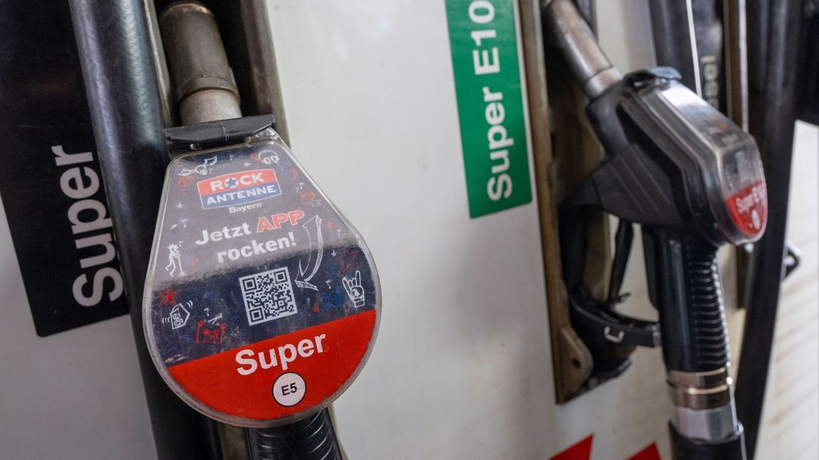 Super E10 ist typischerweise etwa sechs Cent billiger als E5, wird aber seltener getankt.