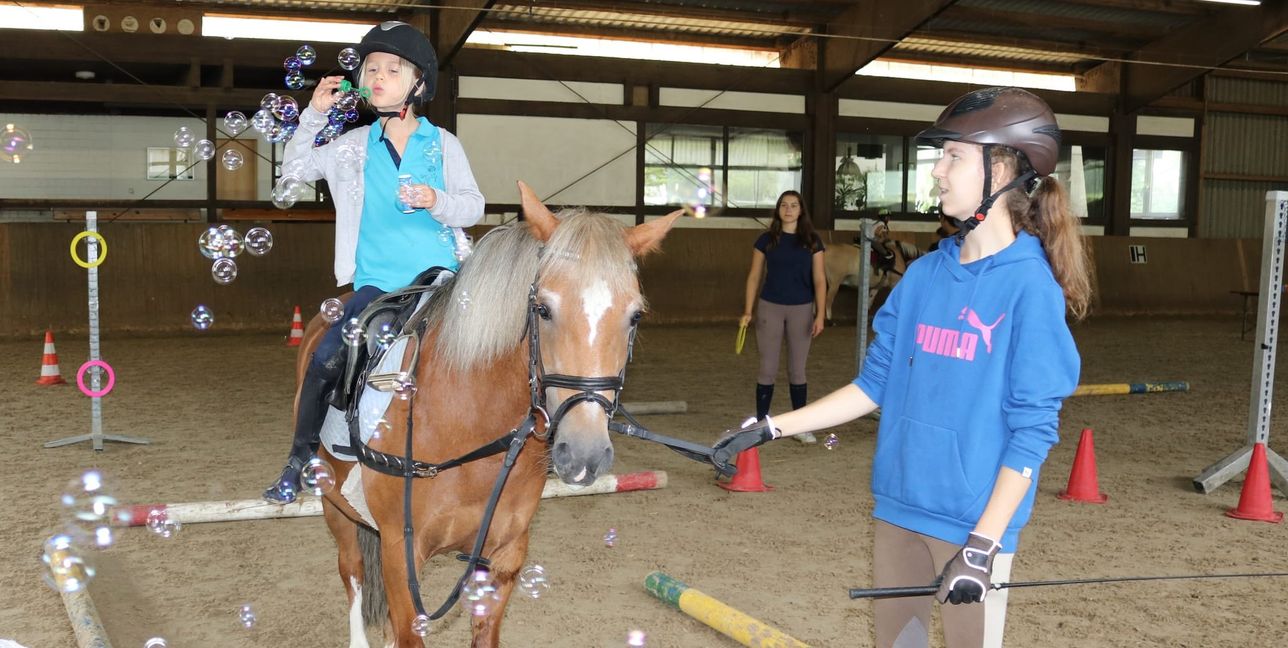 Reiten und Seifenblasen – eine klasse Kombination.
