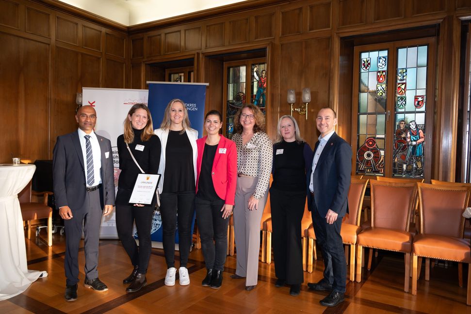 Von rechts nach links: Oberbürgermeister Dr. Stefan Belz, Michaela Dinkelacker (Wirtschaftsförderung Landkreis Böblingen), Christine Koppenhöfer (Wirtschaftsförderung Landkreis Böblingen), die ausgezeichneten Gründerinnen Beatrix Aufmuth, Ellen Löber und Rebecca Schenk sowie Dominic Schaudt (Wirtschaftsförderer Stadt Böblingen).