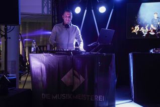 After-Work-Party im Mercedes-Benz Kundencenter. Partystimmung pur mit Mokaby und Andre Schnura.