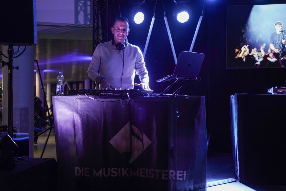 After-Work-Party im Mercedes-Benz Kundencenter. Partystimmung pur mit Mokaby und Andre Schnura.