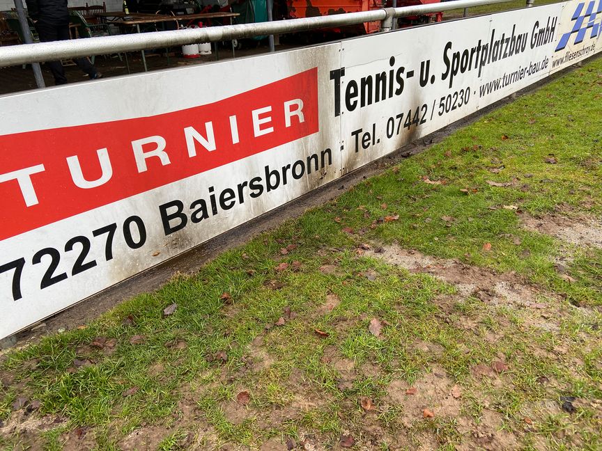 Die Werbebande wurde von den unbekannten Tätern in Brand gesetzt. Bild: z