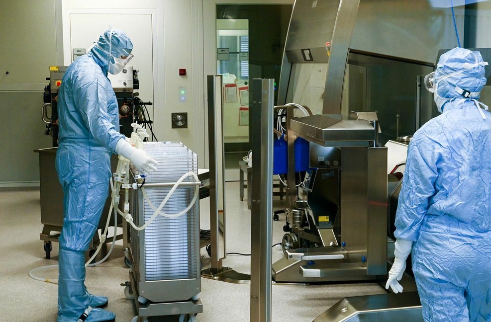 Mitarbeiter im Werk des Impfstoffherstellers IDT Biologika in Dessau sind mit Wirkstoffherstellung beschäftigt. Foto: dpa/Hendrik Schmidt
