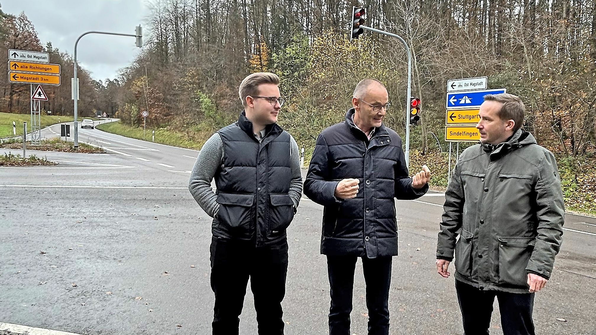 Der Sindelfinger Stadtrat Maximilian Reinhardt (von links), Landtagsabgeordneter Hans Dieter Scheerer und Magstadts Bürgermeister Florian Glock sehen Handlungsbedarf an der Aspenschopf-Kreuzung. Bild:z