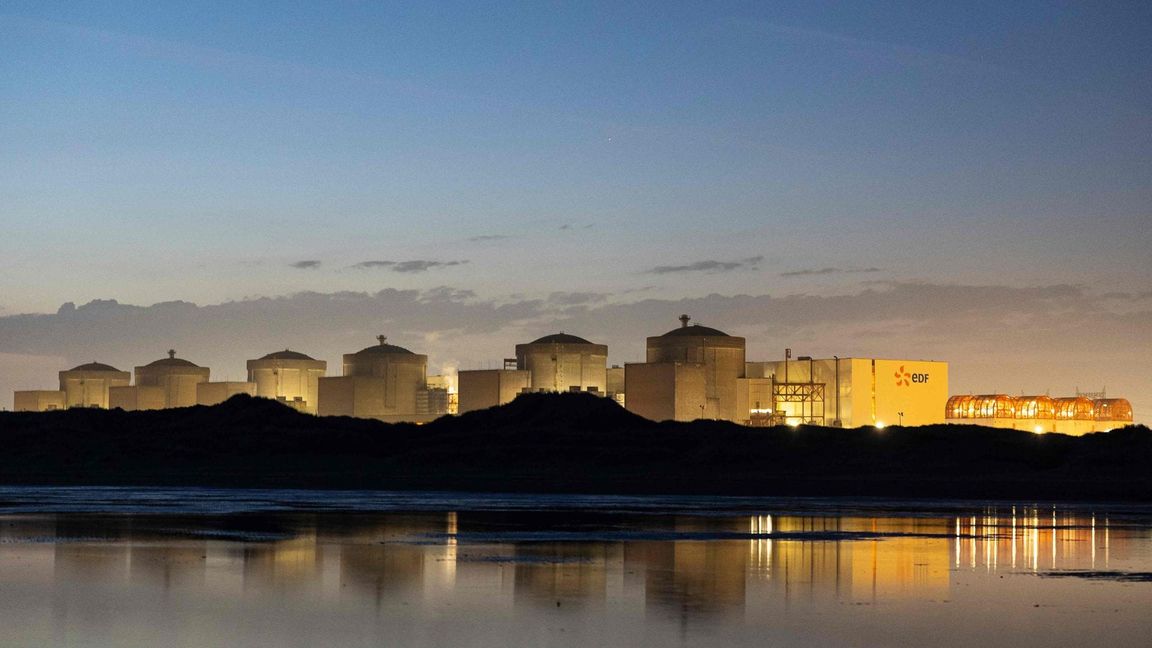 Vier Reaktorblöcke des größten französischen Atomkraftwerks Gravelines sind wegen eines Quallenschwarms abgeschaltet worden. (Archivbild)