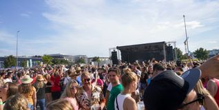 Zum „Mallorca Total“ Festival auf dem Flugfeld-Festplatz strömten auch 2025 Tausende Besucher.