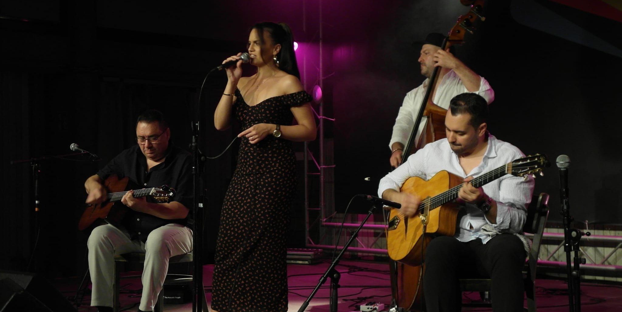 Gypsy-Swing: Joschi Graf, Cheyenne Graf, Joel Locher und Gismo Graf (von links) beim Auftritt in der Alten Tüv-Halle.