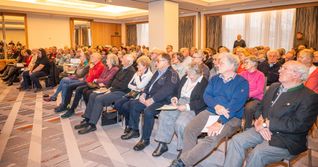 Bei den Vorträgen im großen Vortragsraum des Stuttgart Marriott Hotel Sindelfingen sind alle Plätze belegt.